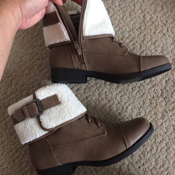 4/$25 π LAST PAIR! βSoβ brand Sherpa top booties - Picture 3 of 9